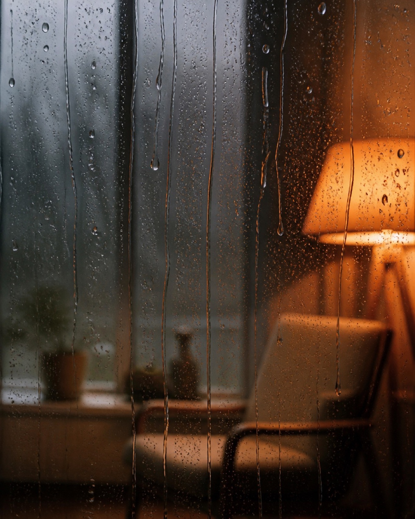 Regn på et vindue i stille lys