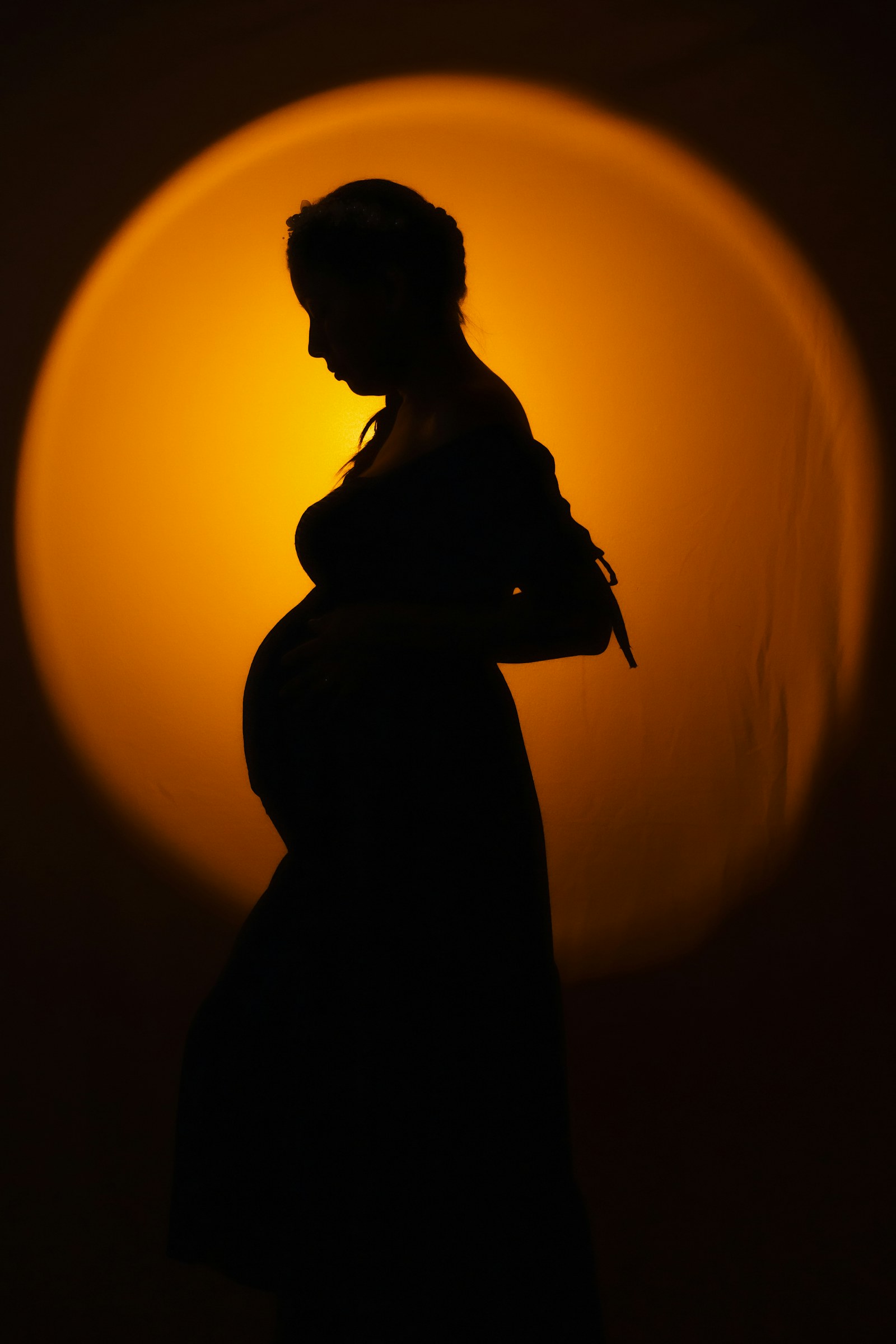 Gravid kvinde i varmt lys